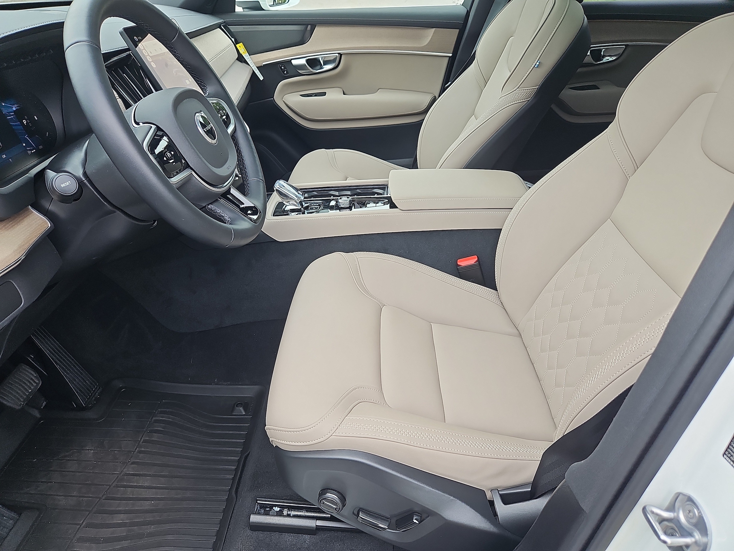 2026 Volvo XC90 Plus - Photo 32