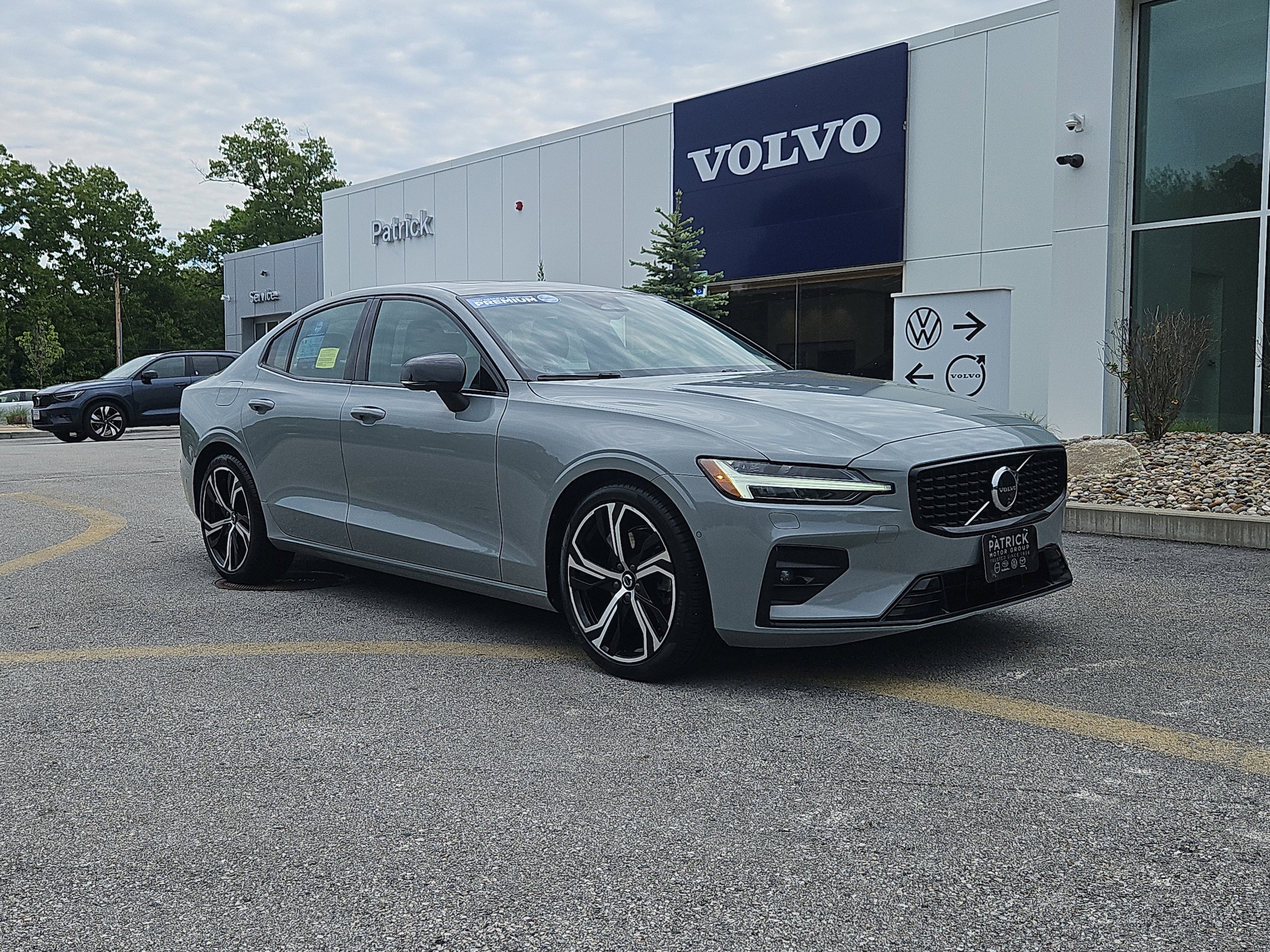 2024 Volvo S60 B5 Plus Dark Theme AWD's photo
