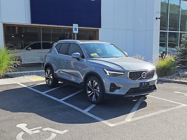2025 Volvo XC40 B5 Ultra Bright Theme SUV
