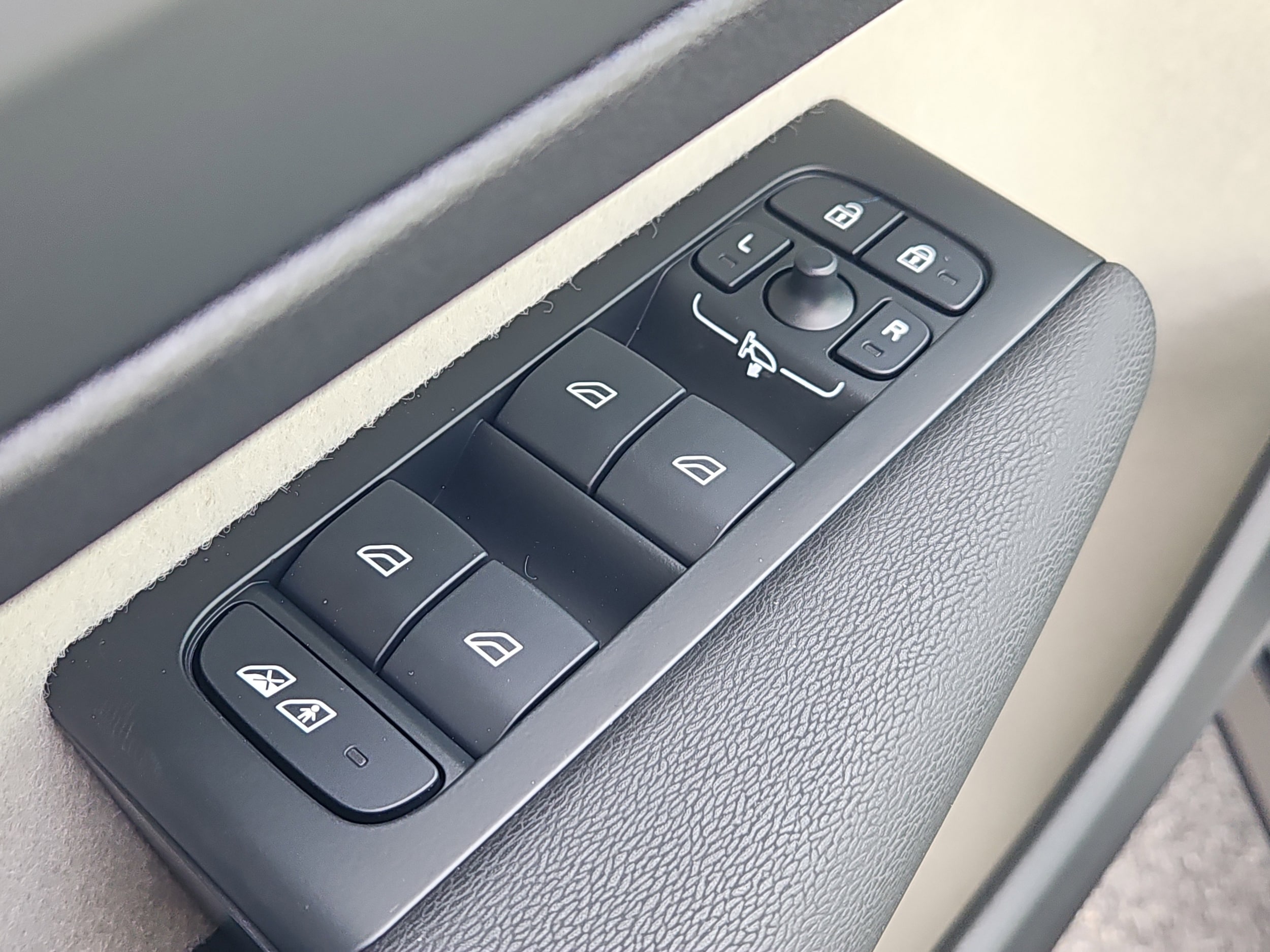 2026 Volvo XC40 Ultra - Photo 18