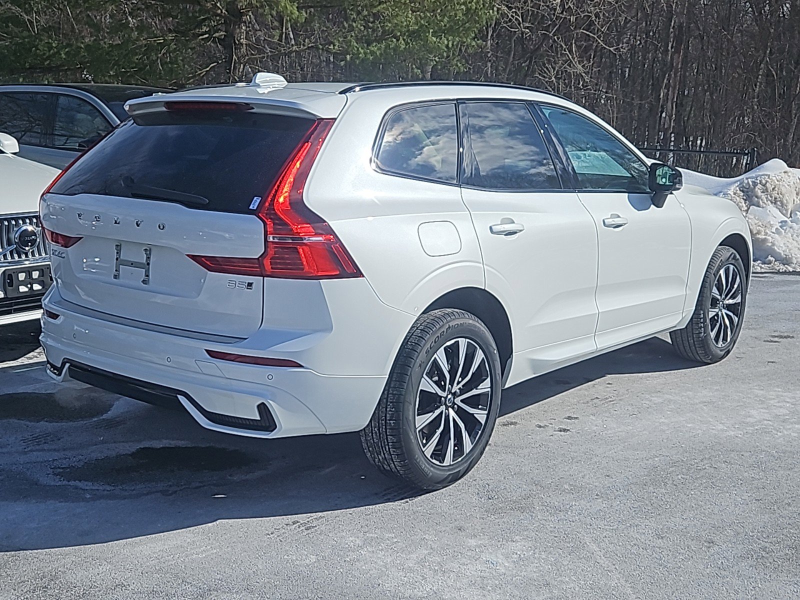 2025 Volvo XC60 B5 Core photo 2