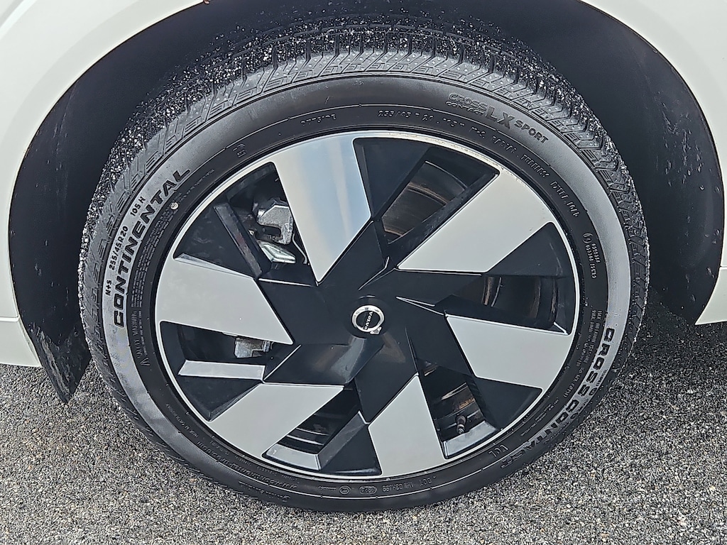 New 2025 Volvo XC60 Plug-In Hybrid Plus Sport Utility