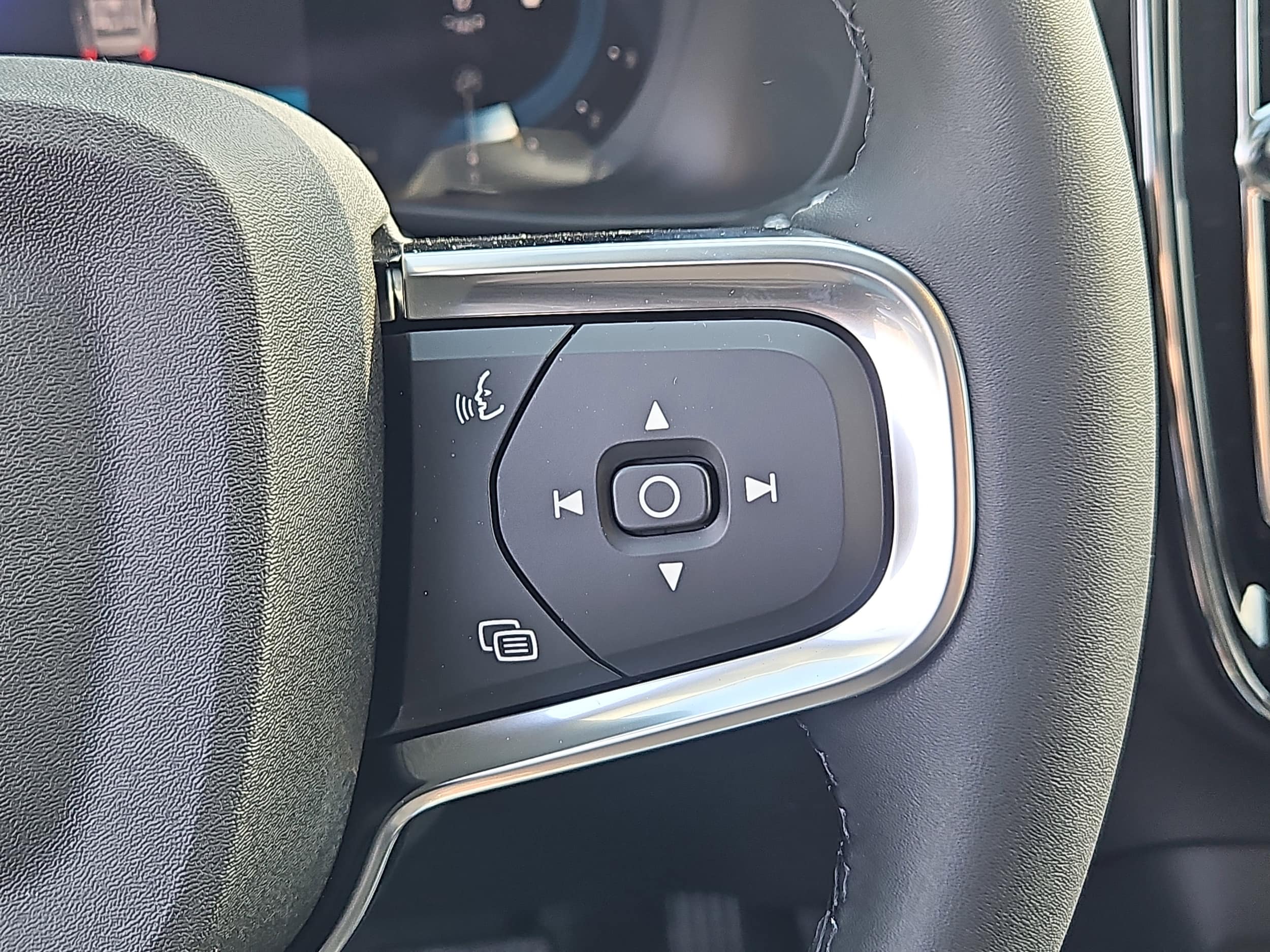 2025 Volvo XC40 Plus - Photo 17