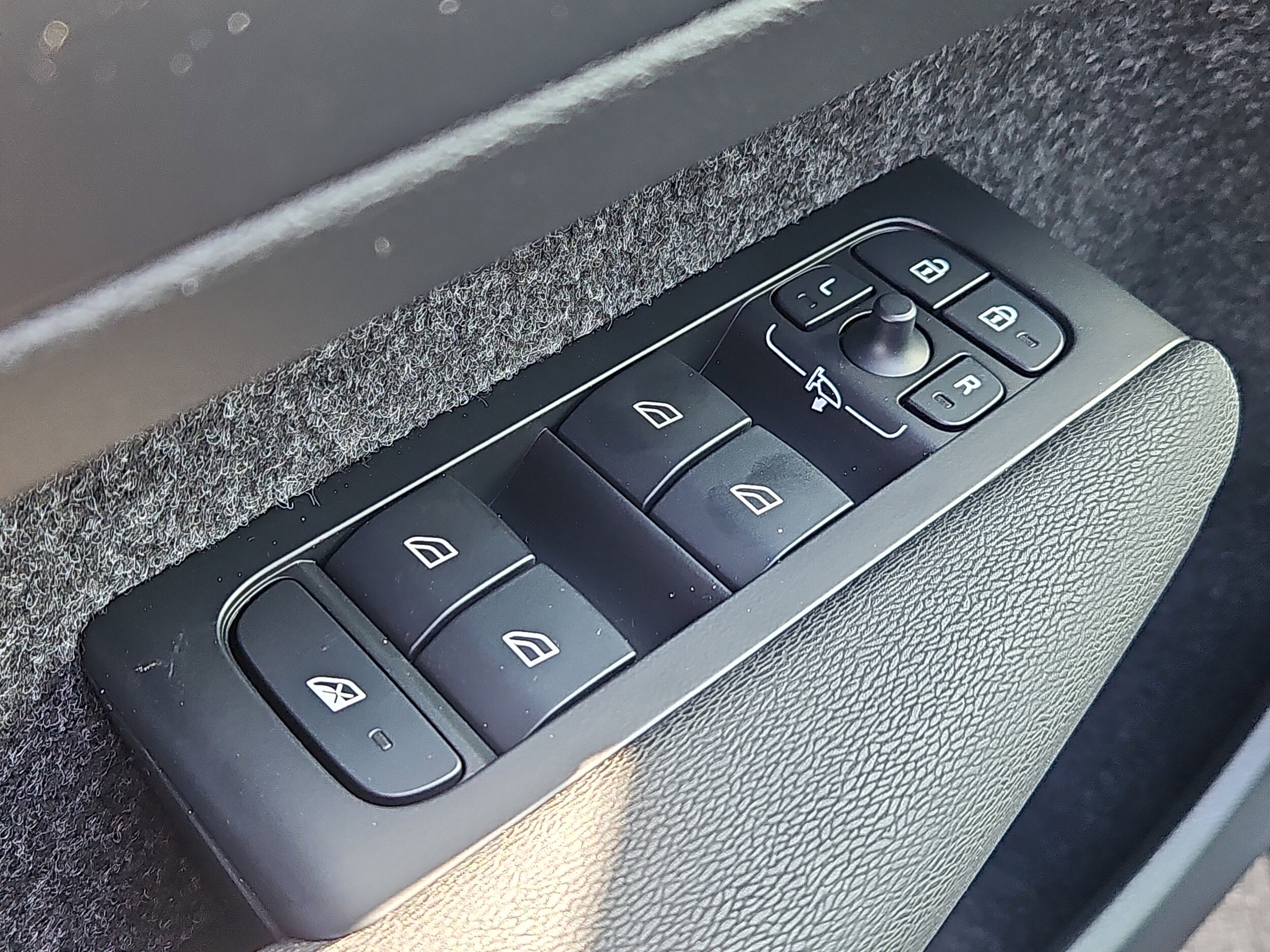 2025 Volvo XC40 Plus - Photo 18