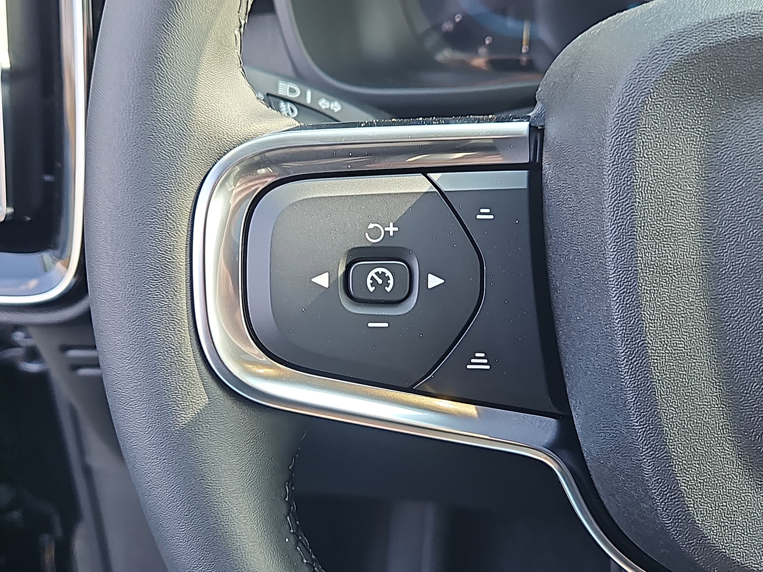 2025 Volvo XC40 Plus - Photo 16