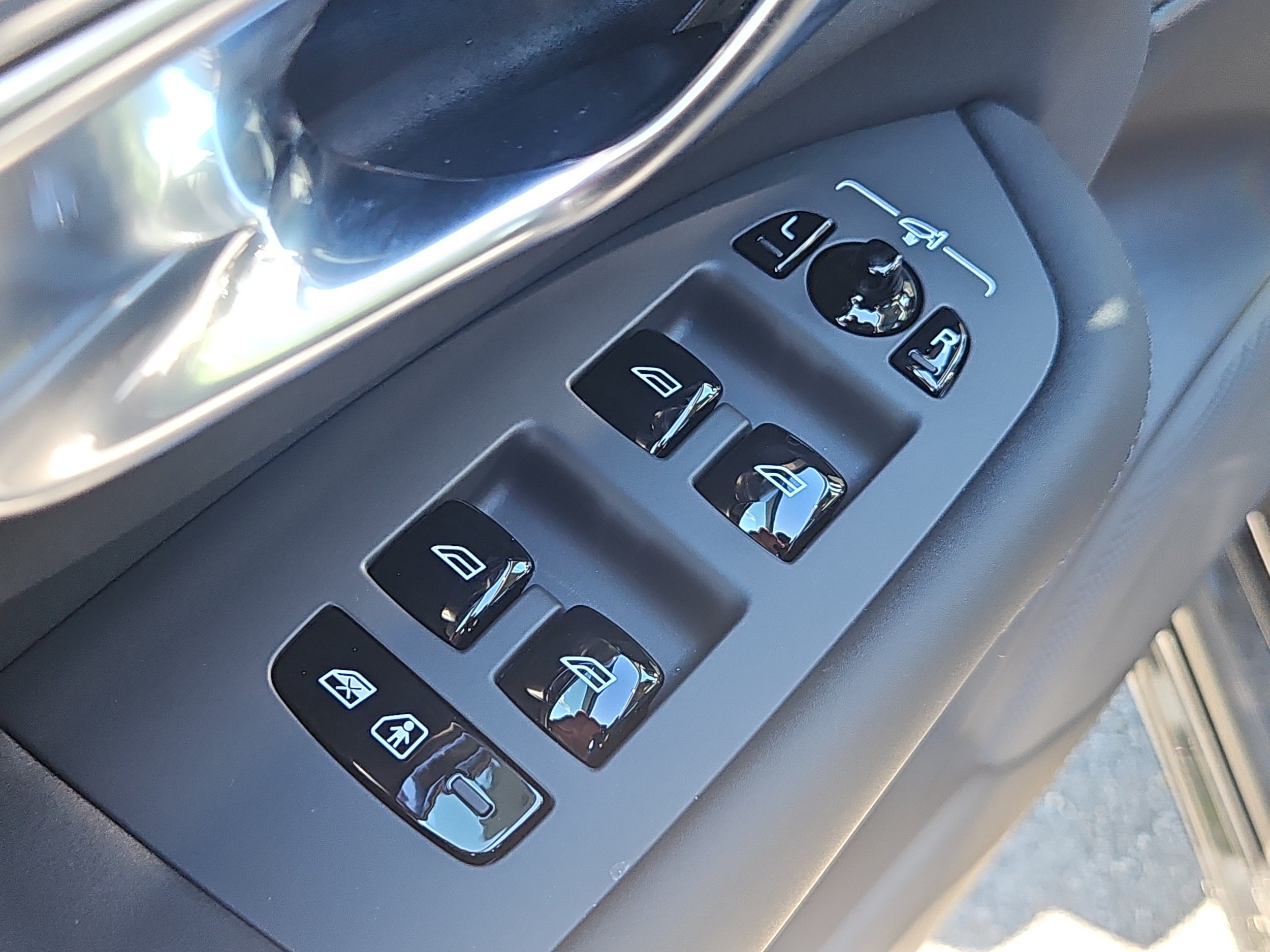 2026 Volvo XC90 Plus - Photo 18