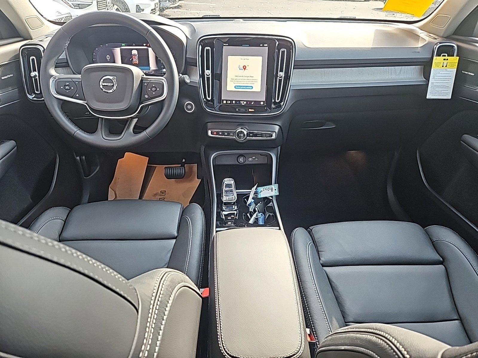2025 Volvo XC40 photo 2