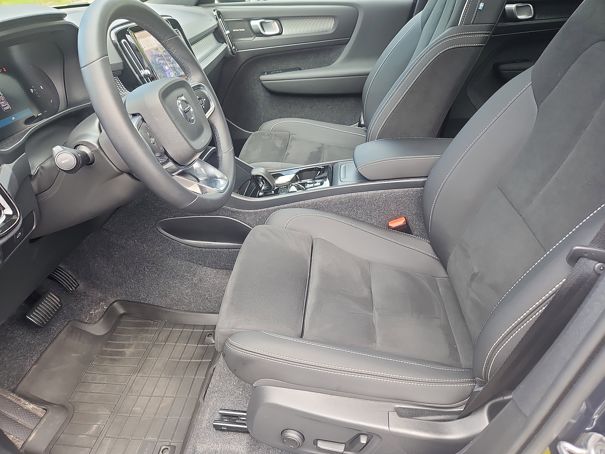 2026 Volvo XC40 Ultra Black Edition - Photo 33