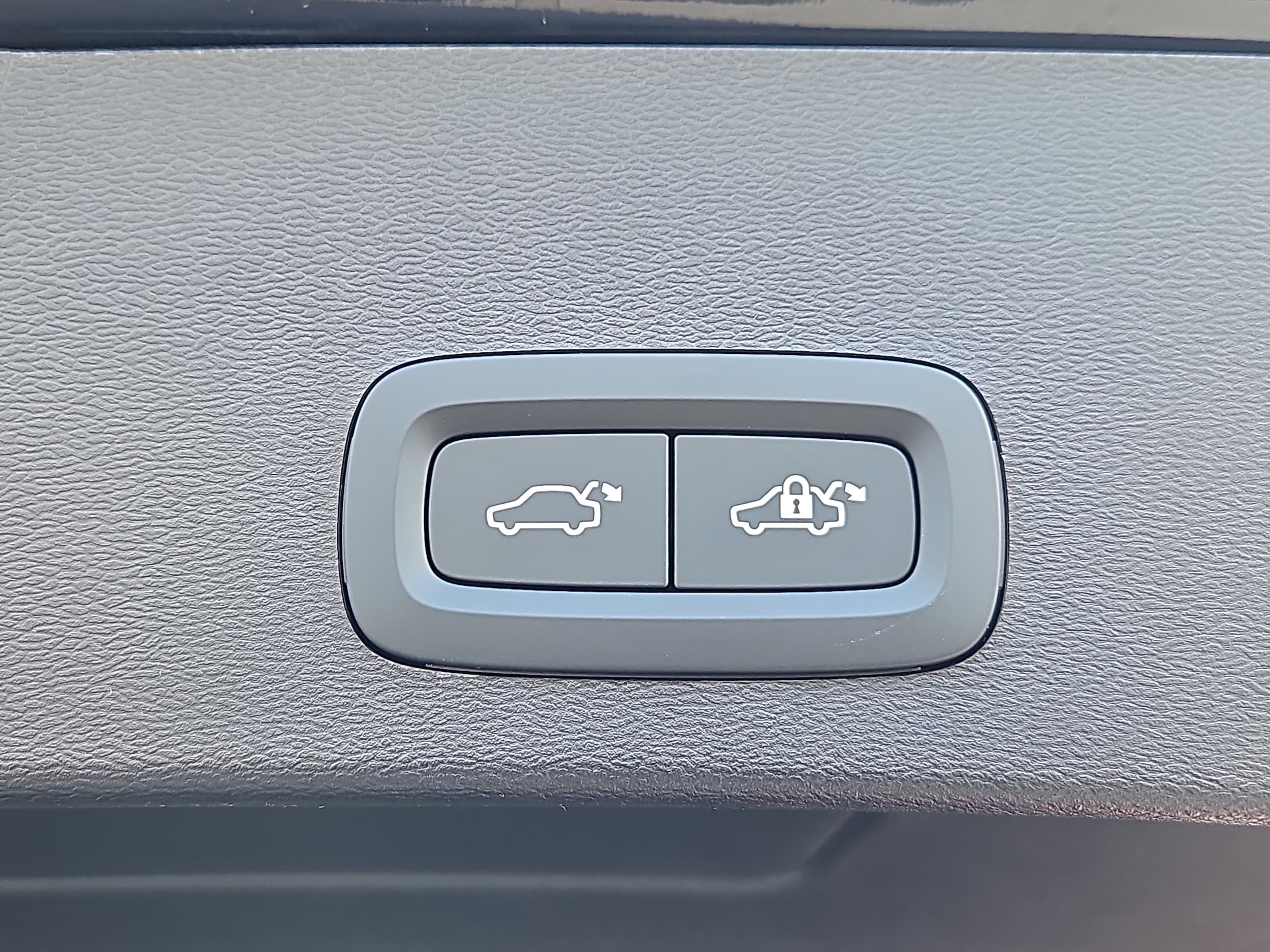 2025 Volvo XC40 Plus - Photo 13