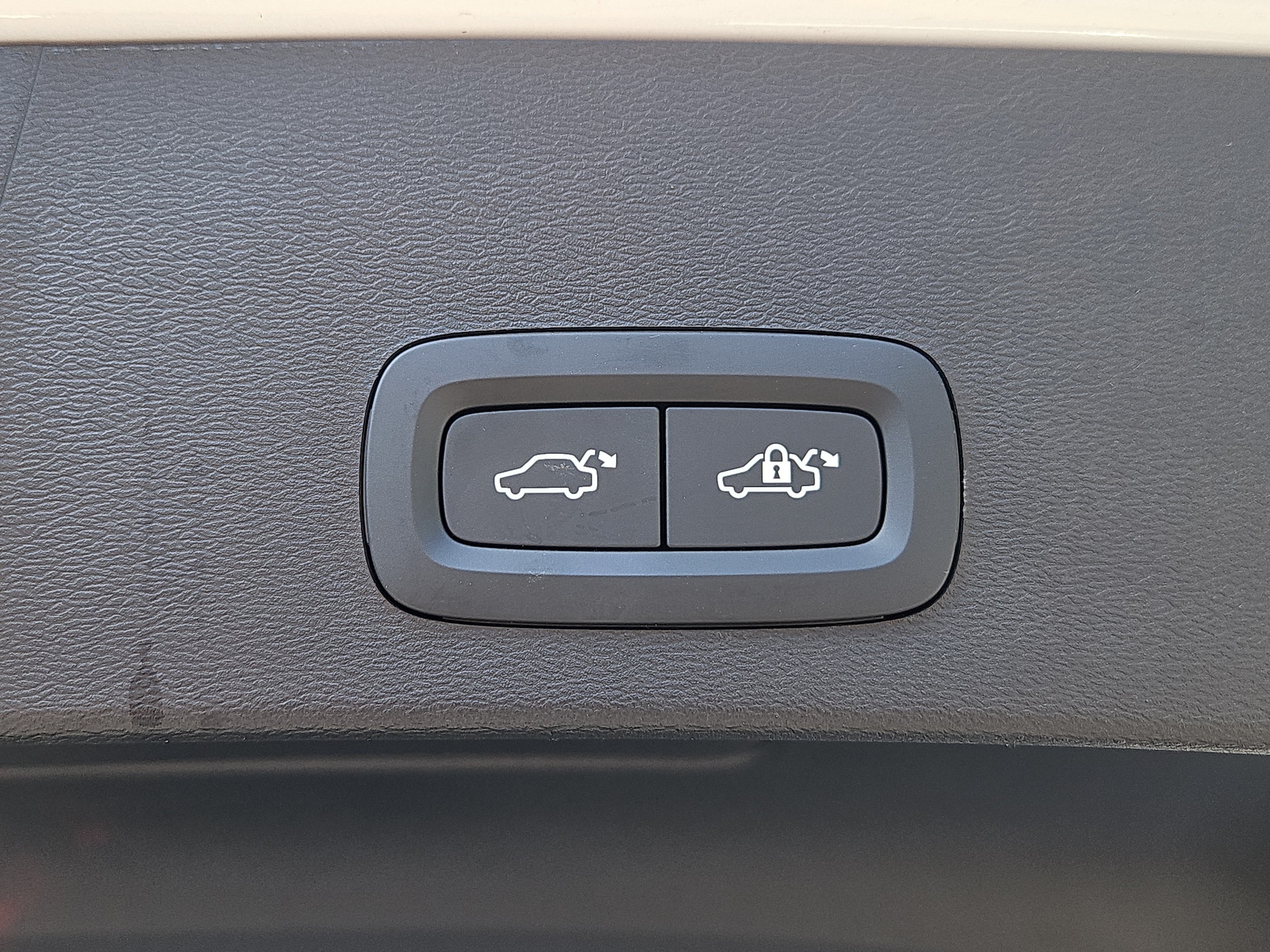 2026 Volvo XC40 Plus - Photo 15