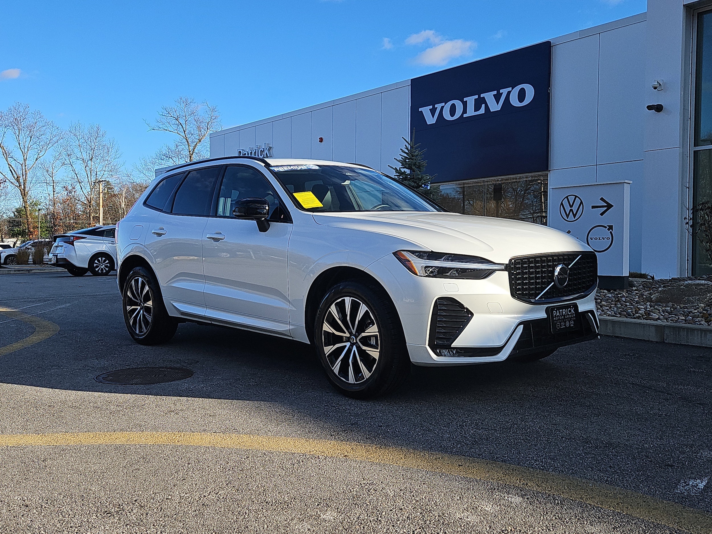 2025 Volvo XC60 Core's photo