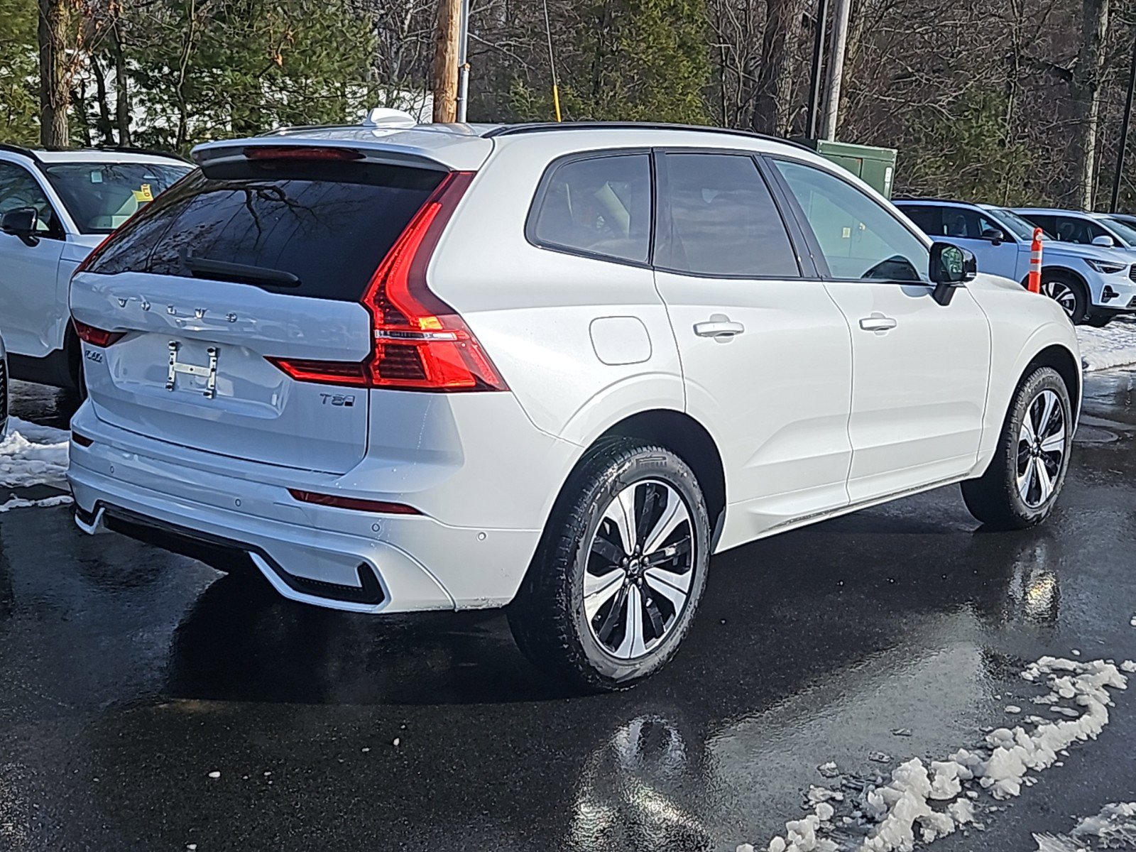 2025 Volvo XC60 Hybrid T8 Plus photo 2