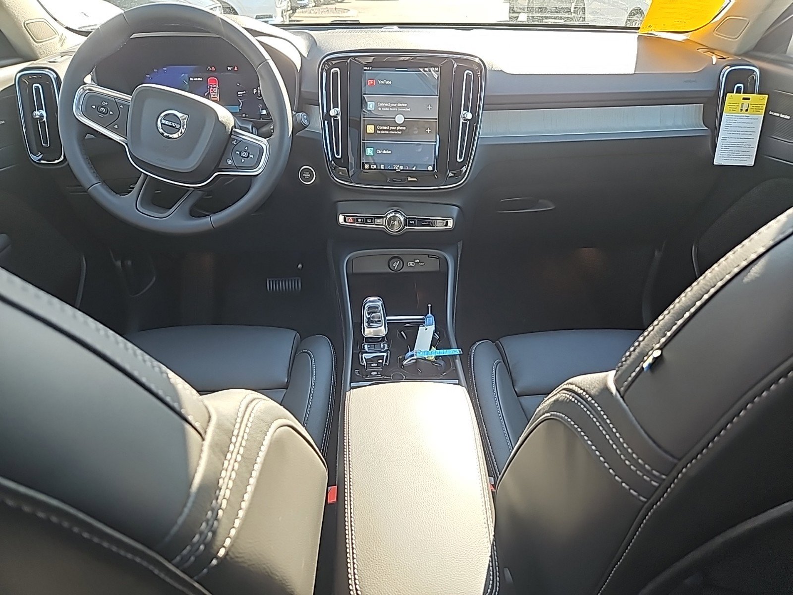 2025 Volvo XC40 Plus photo 3