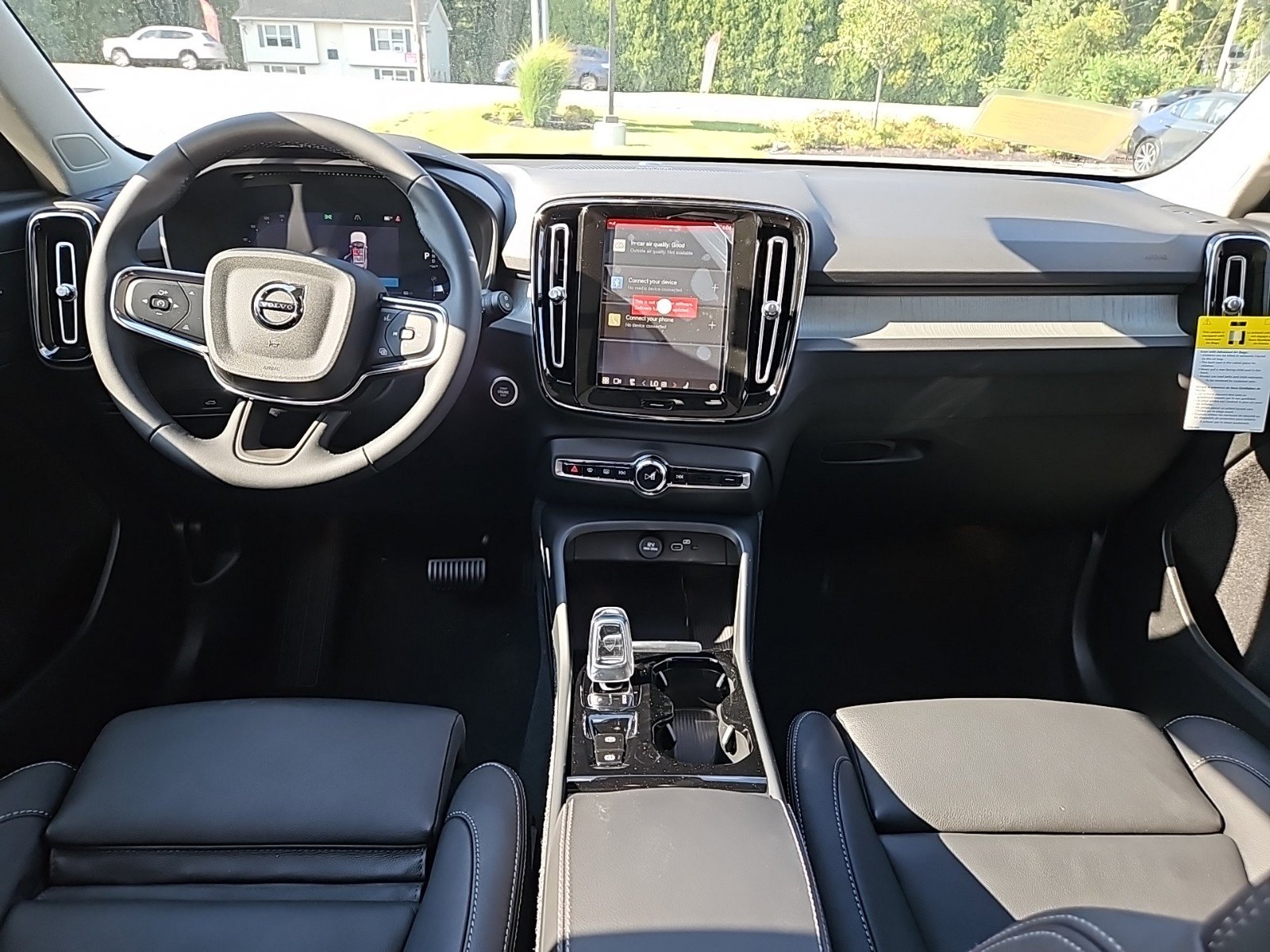 2025 Volvo XC40 photo 3