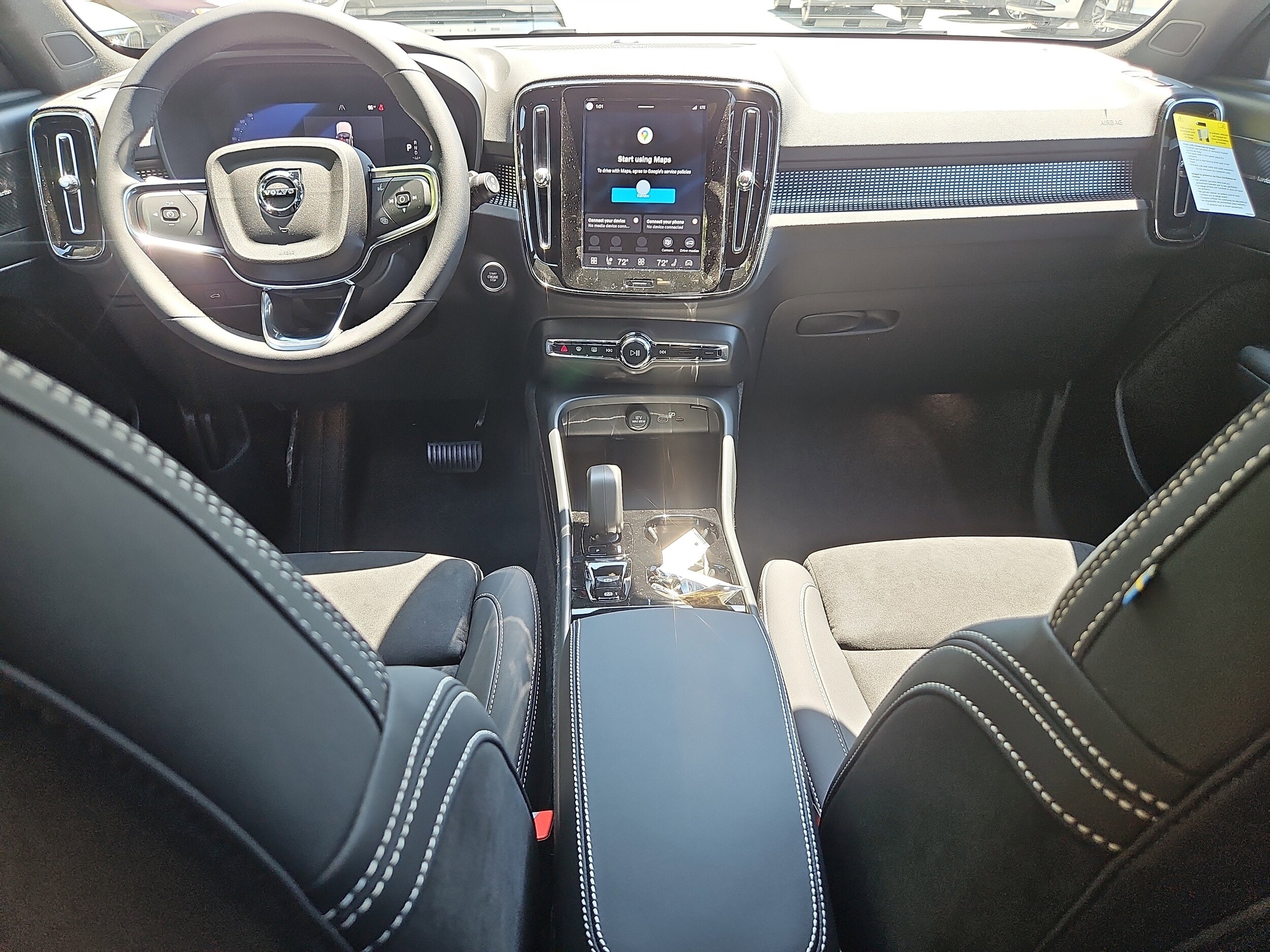 2026 Volvo XC40 photo 2