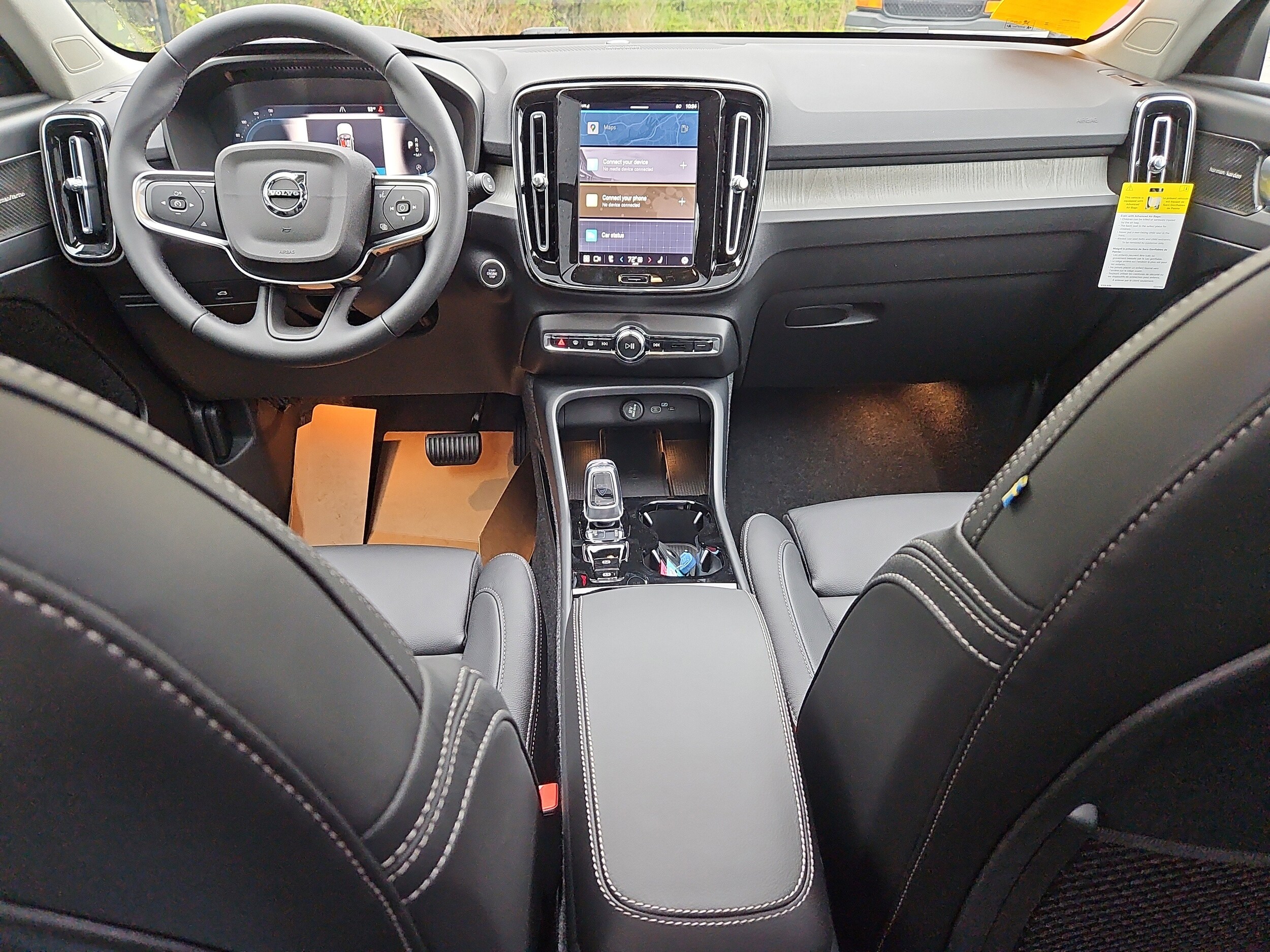 2025 Volvo XC40 photo 2