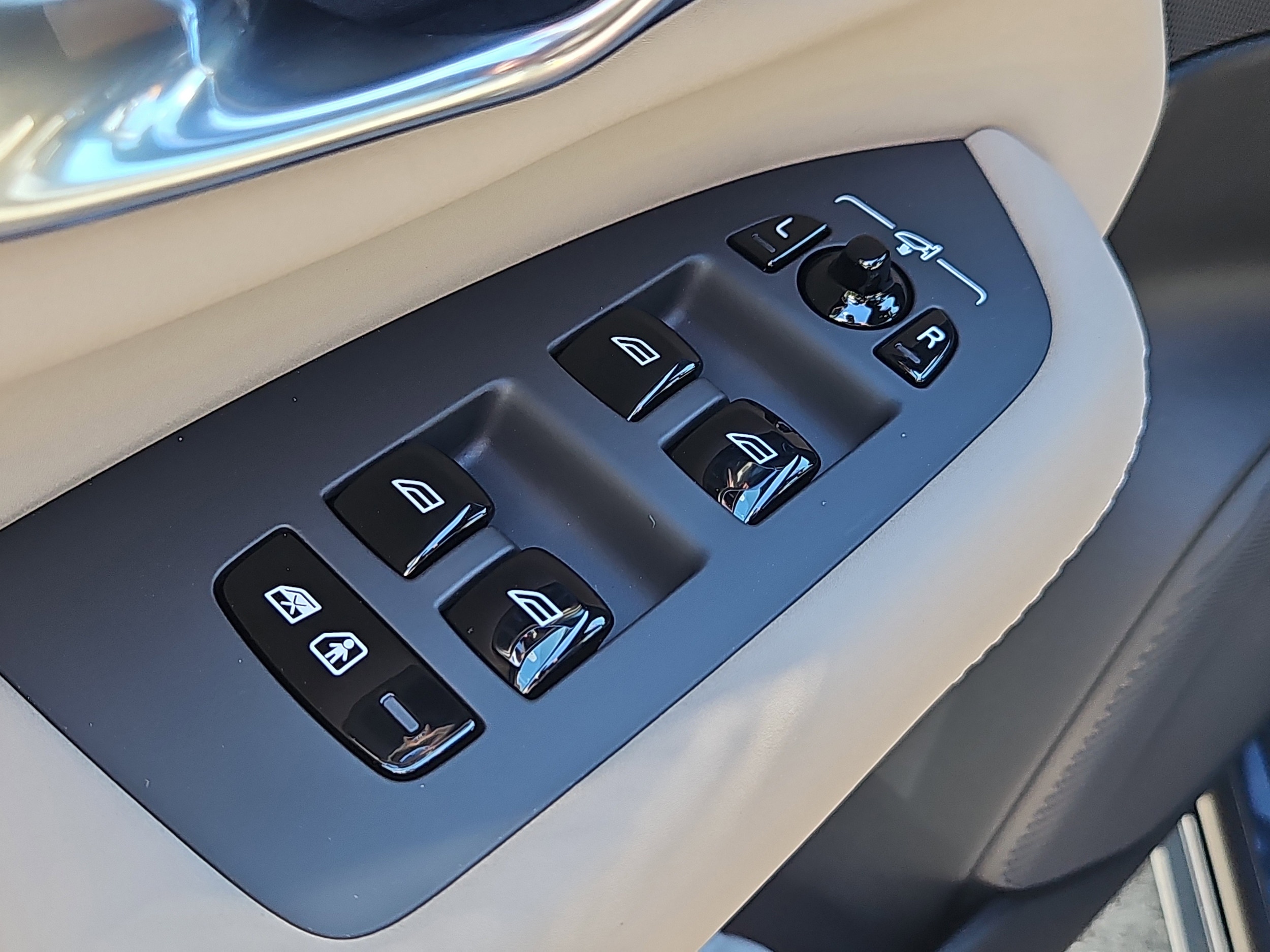 2026 Volvo XC90 Plus - Photo 17