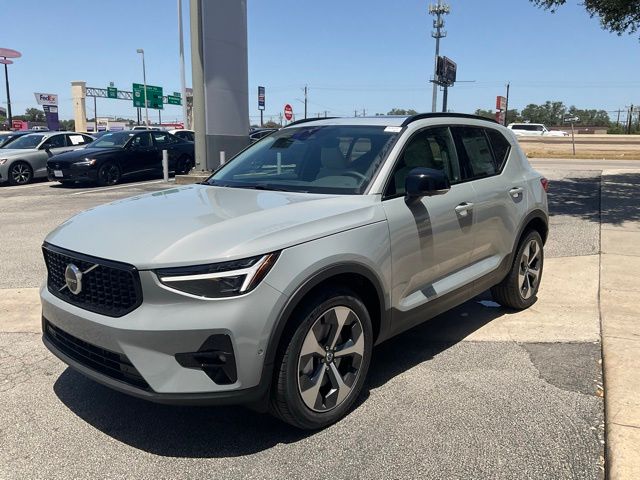 2026 Volvo XC40 Plus photo 3