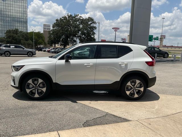 2026 Volvo XC40 Plus photo 4