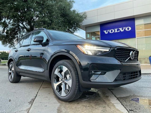 2026 Volvo XC40 B4 Plus Dark FWD's photo