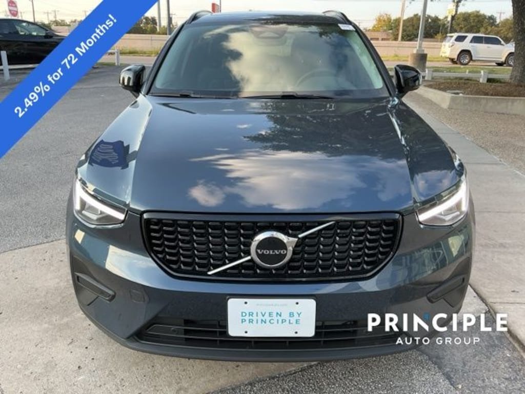 New 2026 Volvo XC40 B4 Core SUV