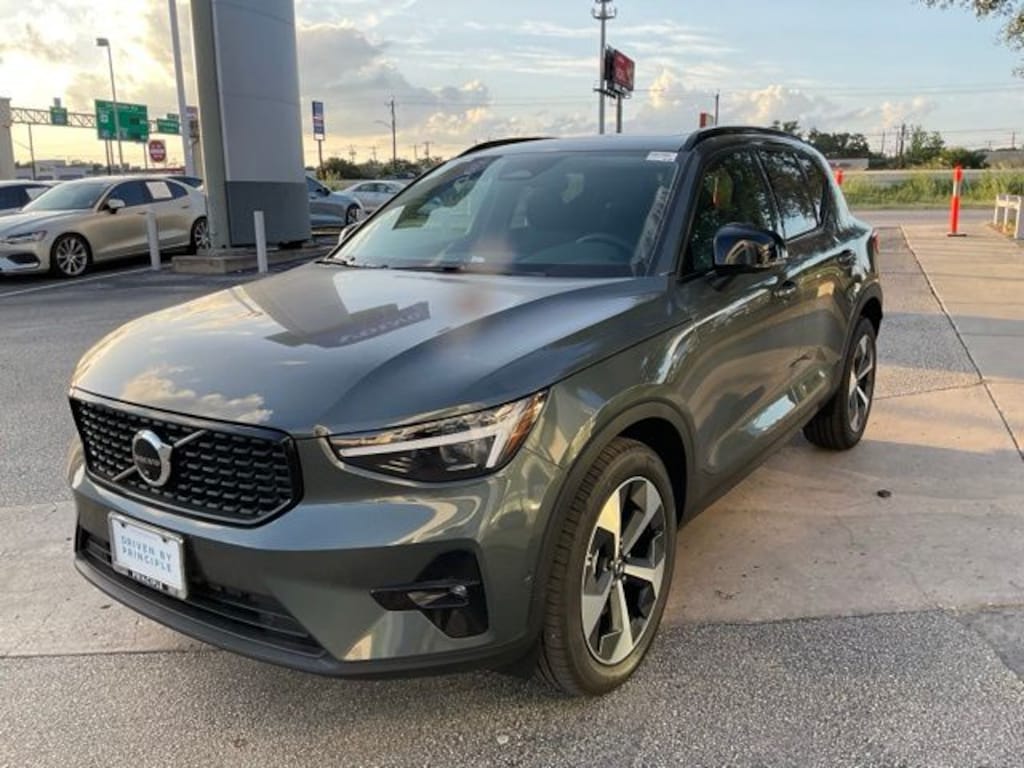 New 2026 Volvo XC40 B5 Plus SUV