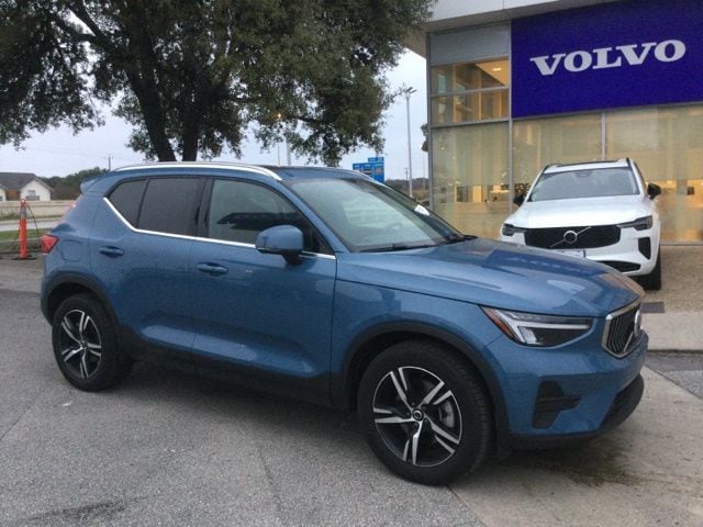 2025 Volvo XC40 Core's photo