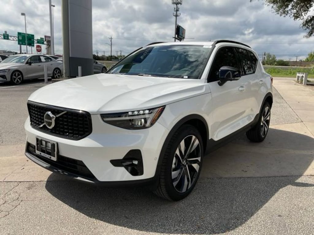 New 2026 Volvo XC40 B5 Ultra SUV