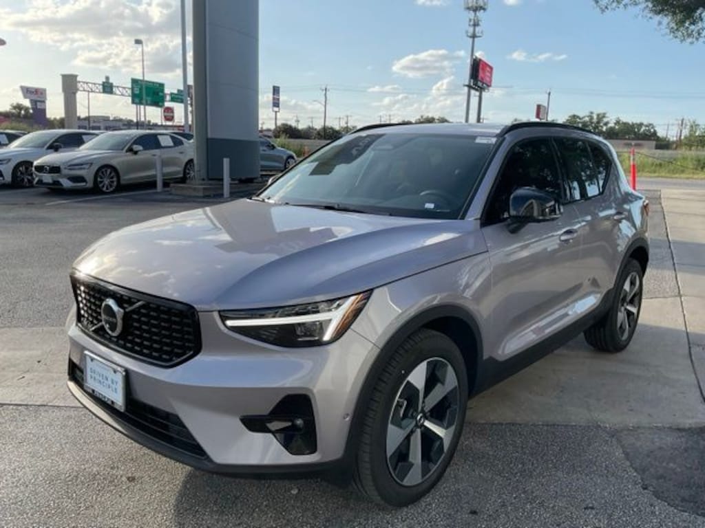 New 2026 Volvo XC40 B5 Plus SUV