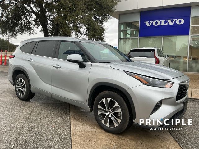 2022 Toyota Highlander XLE's photo