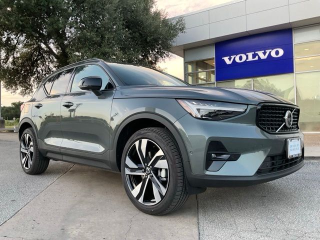 2026 Volvo XC40 B5 Plus Dark AWD's photo