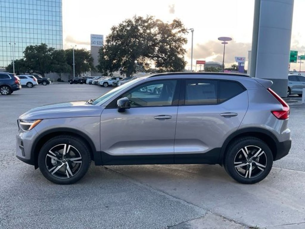 New 2026 Volvo XC40 B5 Core SUV