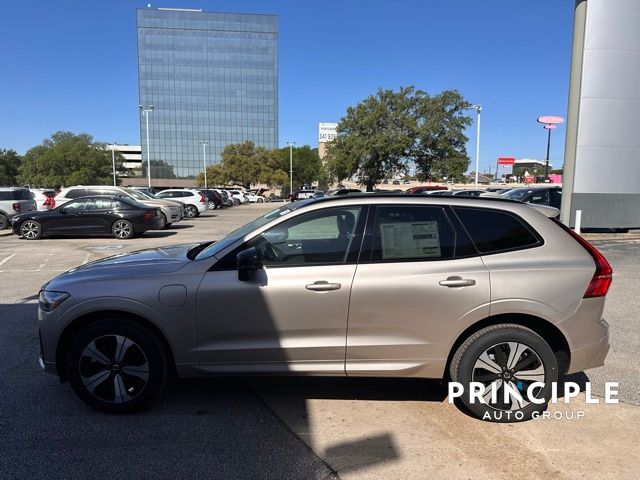 2025 Volvo XC60 Core T8 photo 3