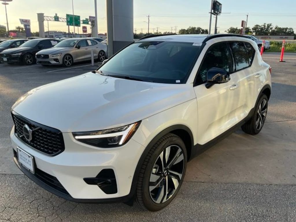 New 2026 Volvo XC40 B5 Ultra SUV