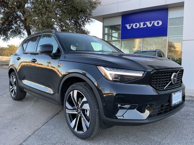2026 Volvo XC40 B4 Plus Dark FWD's photo