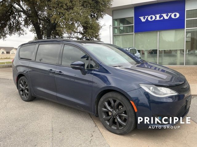 2018 Chrysler Pacifica Limited's photo