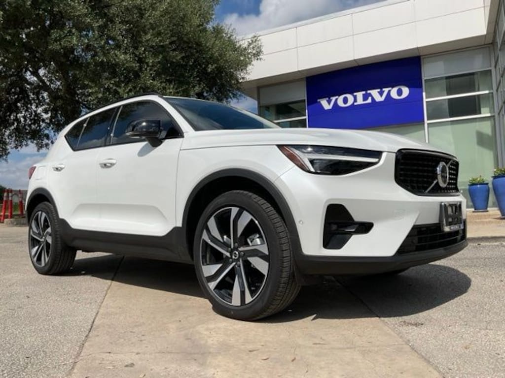 New 2026 Volvo XC40 B5 Ultra SUV