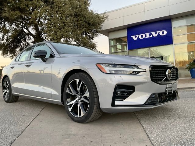 2025 Volvo S60 Core's photo