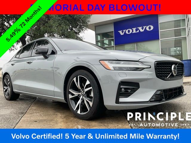 2025 Volvo S60 B5 Plus Dark's photo