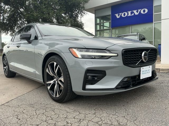 2025 Volvo S60 B5 Core Dark's photo