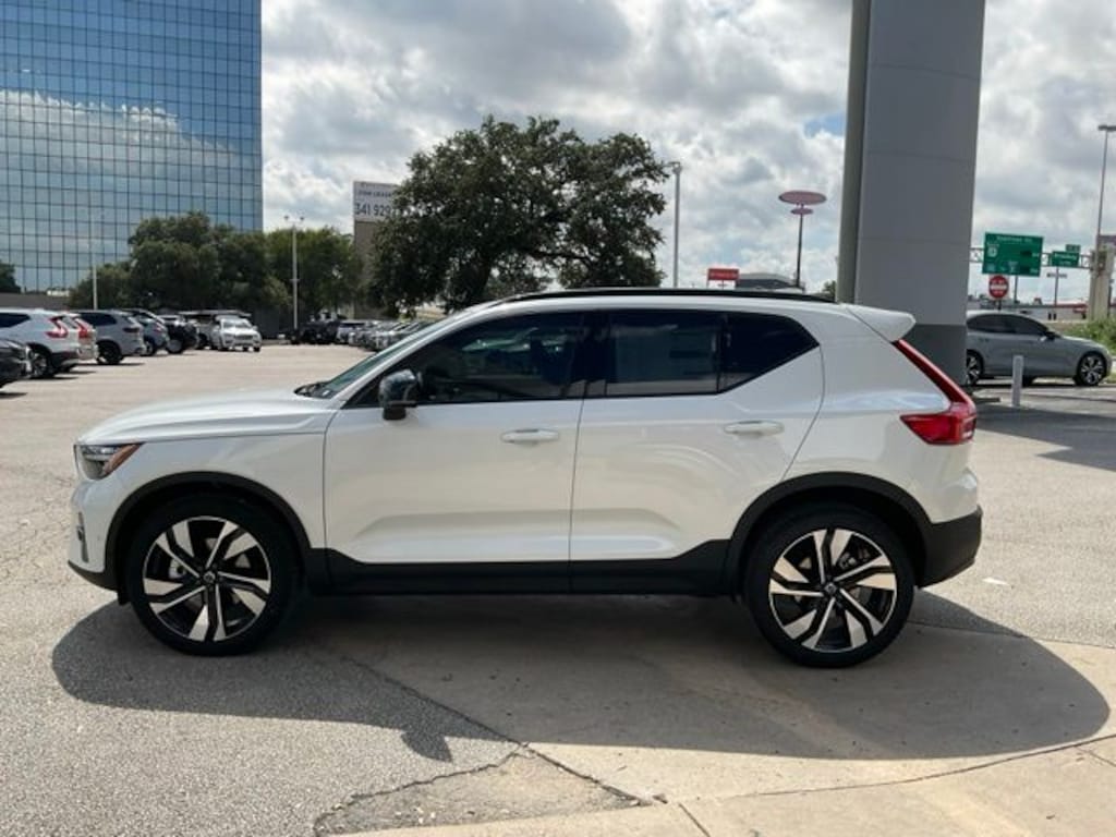 New 2026 Volvo XC40 B5 Ultra SUV