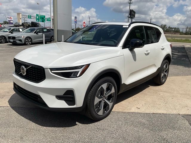 2026 Volvo XC40 Core photo 3