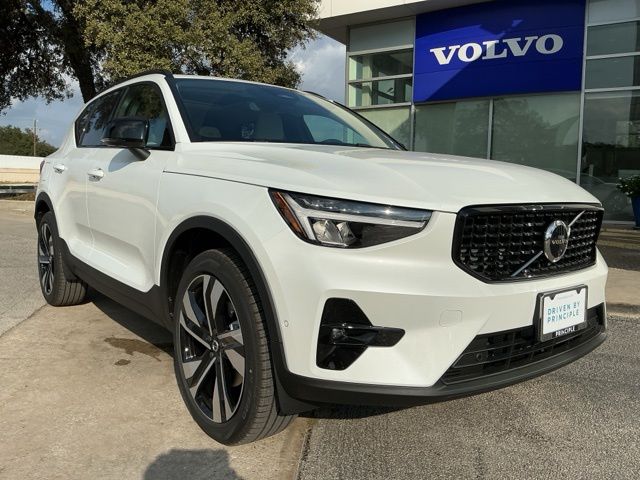 2026 Volvo XC40 B4 Plus Dark FWD's photo
