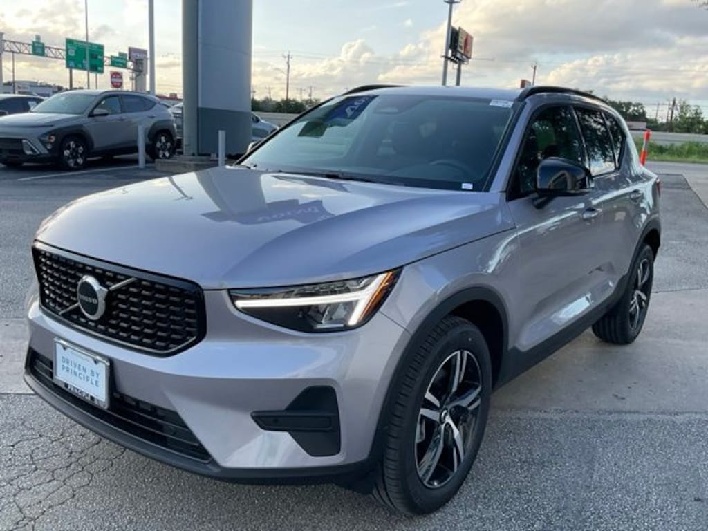 New 2026 Volvo XC40 B5 Core SUV