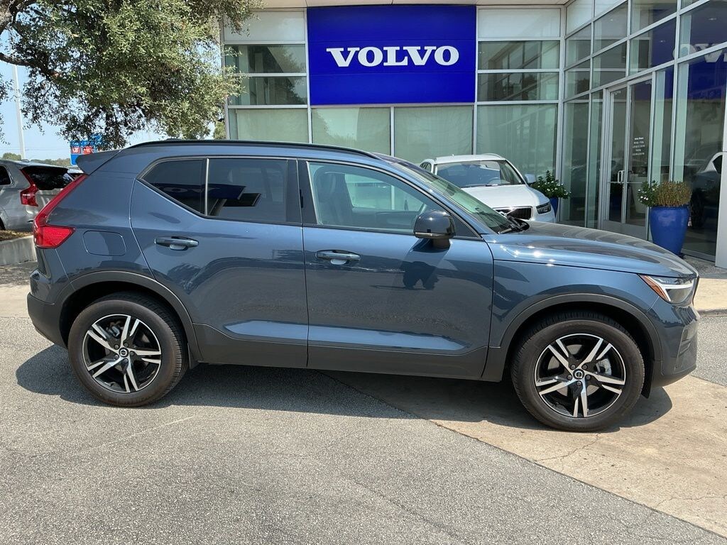 Certified 2026 Volvo XC40 B4 Core SUV