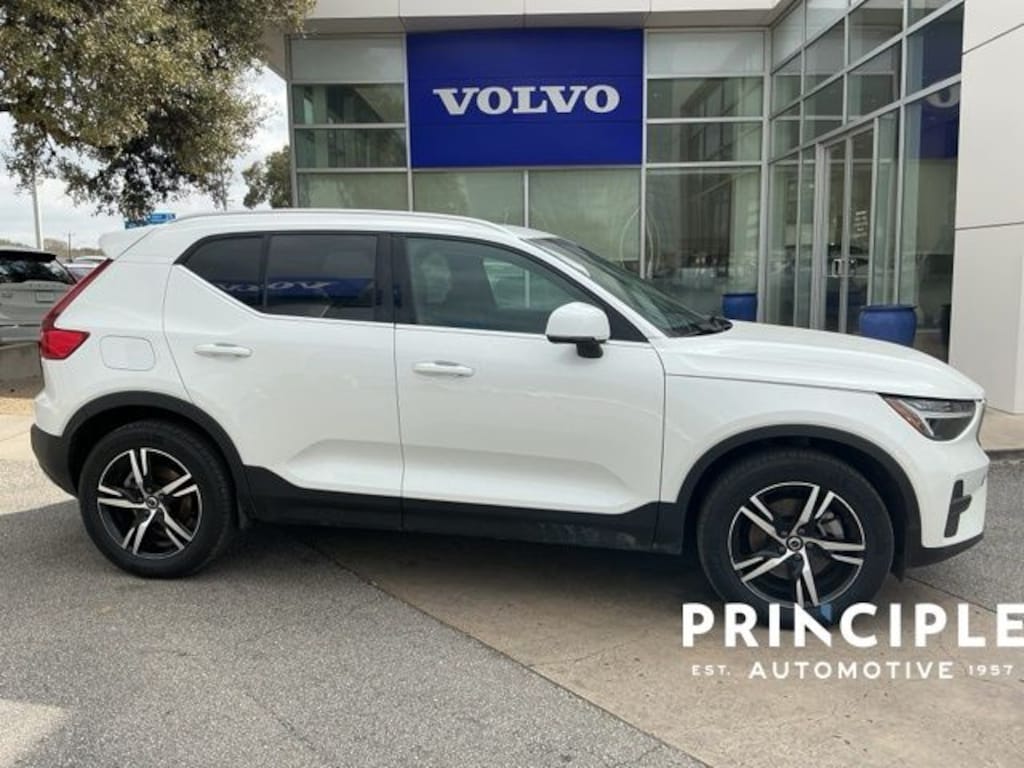 Used 2025 Volvo XC40 B5 Core SUV