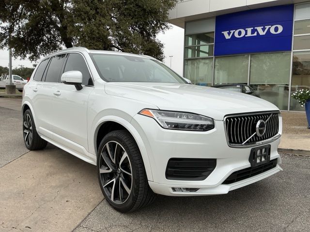 2022 Volvo XC90 Momentum's photo