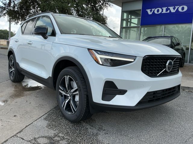 New 2026 Volvo XC40 B5 Core SUV