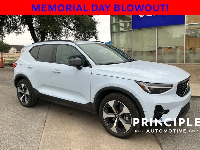 2026 Volvo XC40 B5 Plus Dark AWD's photo