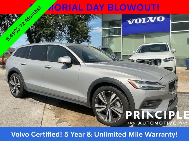2025 Volvo V60 Cross Country's photo